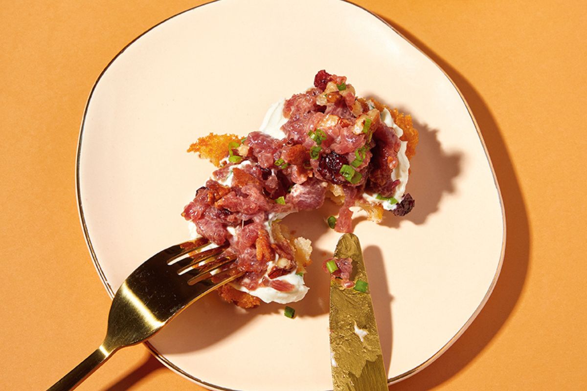 Tartare de canard, fromage à la crème et pommes frites