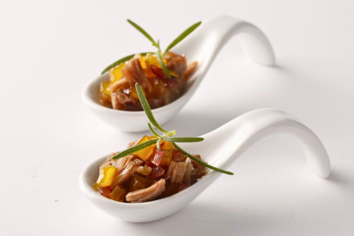 Bouchées de canard confit, mangue et oignons