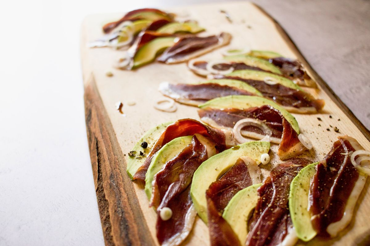 Carpaccio d’avocat au magret fumé