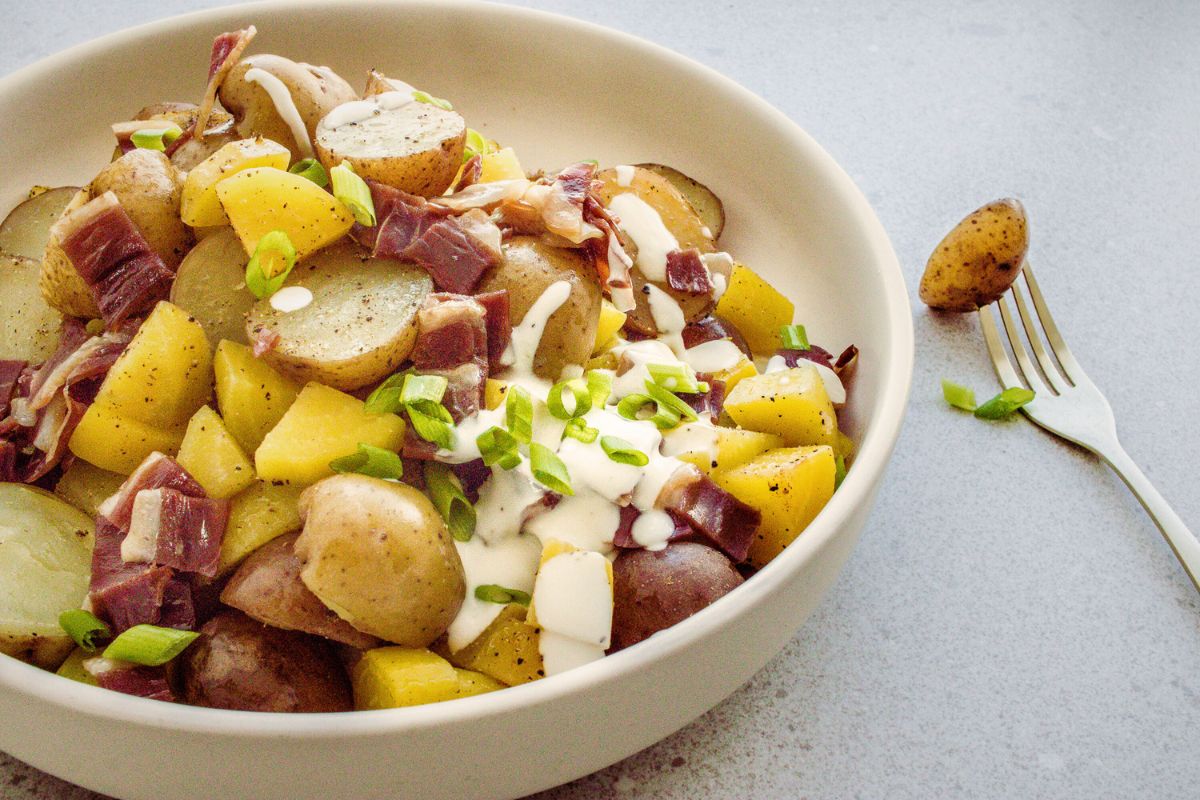 Salade de pommes de terre et betteraves jaunes au magret fumé