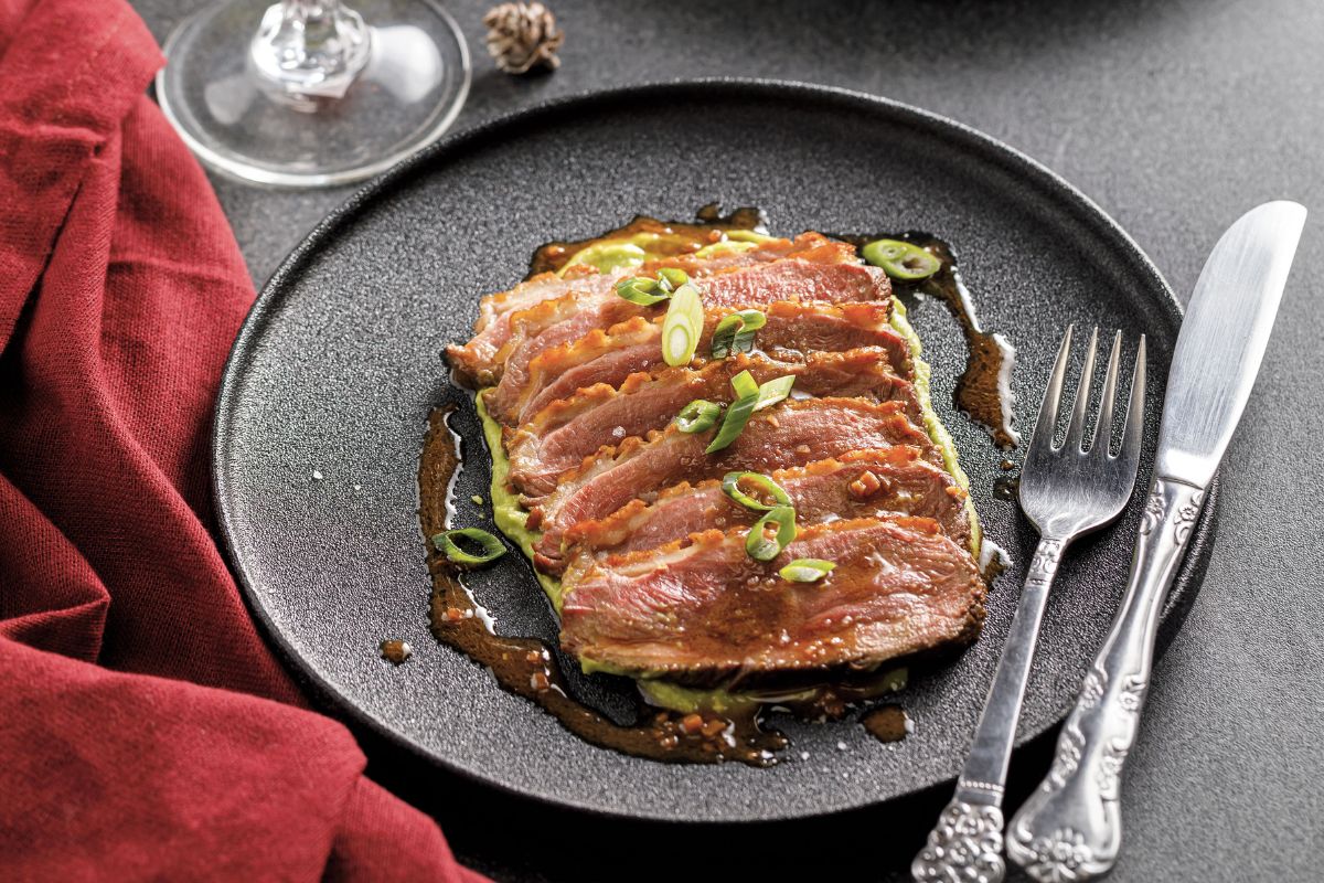 Tataki de magret de canard sur purée d’avocat