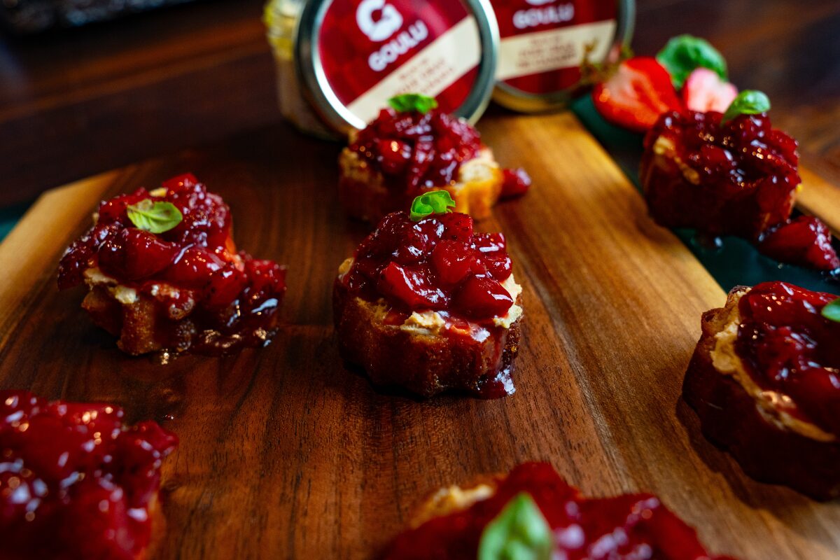 Cannelés au foie gras, fraises flambées et basilic
